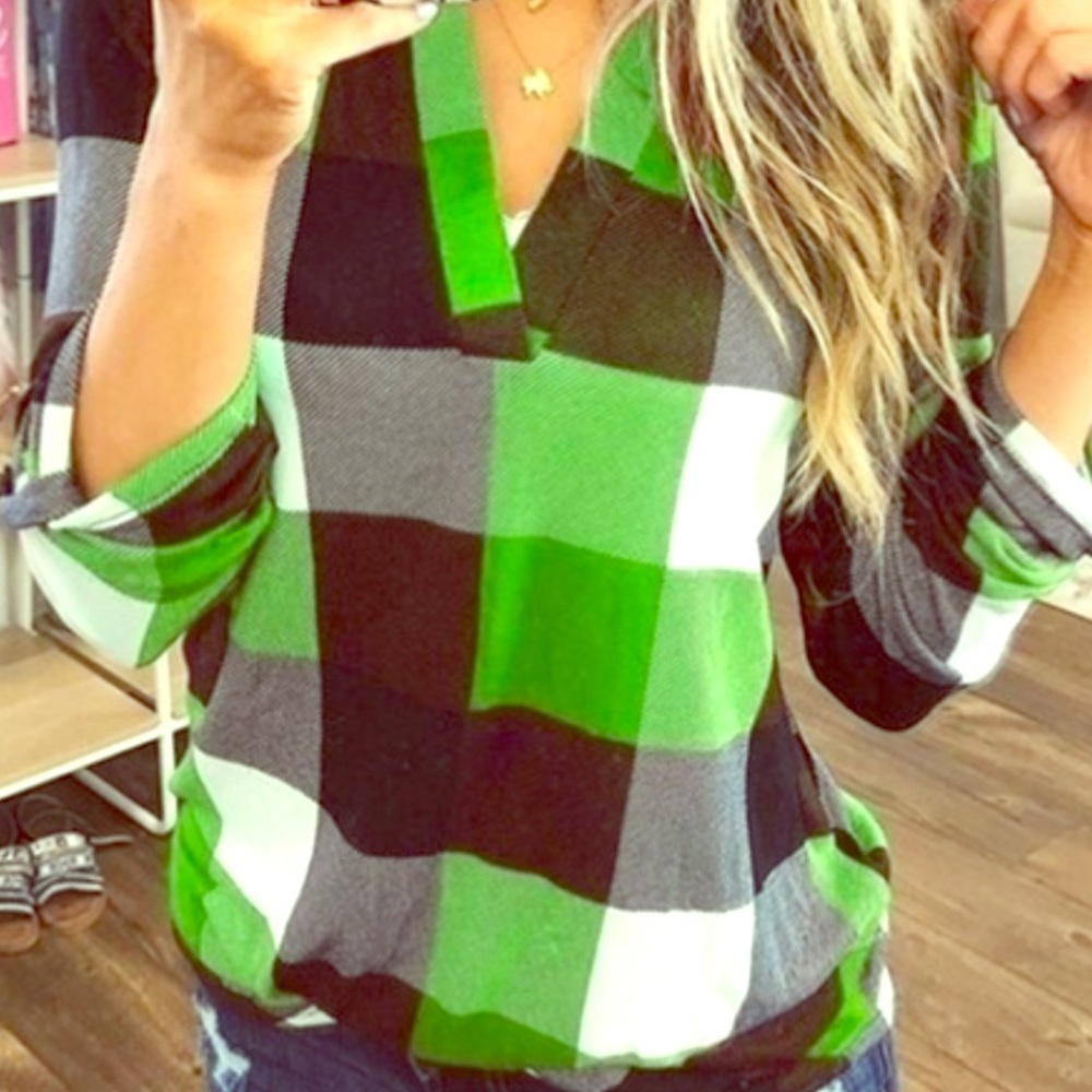 Size Small Green Plaid V-Neck Long Sleeve Blouse